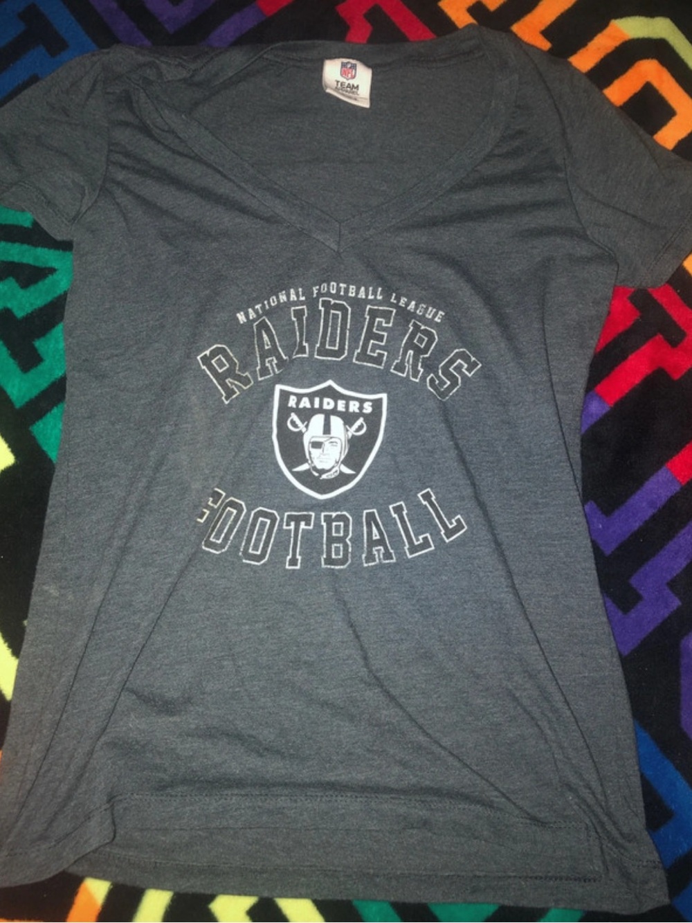 NFL Raiders Girls' Gray V-Neck Graphic Tee